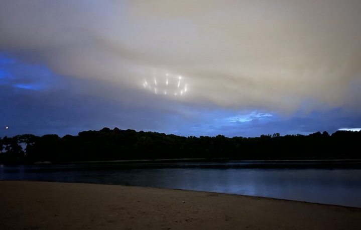 Několik blikajících UFO nad Minnesotou 29. května 2021