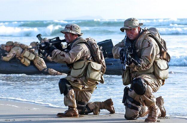 Námořní jednotky NAVY SEALs zaútočily na nákladní loď plnou pašovaných dětí