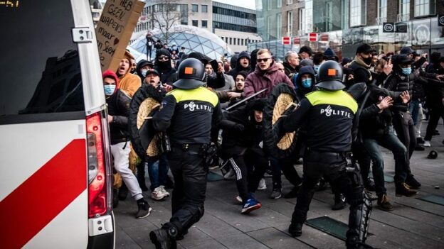 Po znovuzavedení omezení kvůli COVID-19 vypukla v Evropě nová vlna protestů