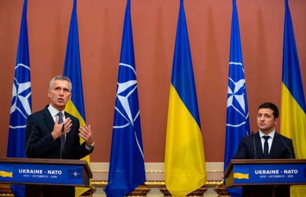 NATO tlačí Ukrajinu k chemické falešné vlajce