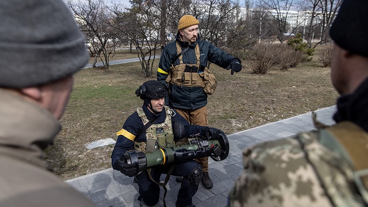 Amerika financuje, vyzbrojuje a cvičí ukrajinský neonacistický prapor Azov