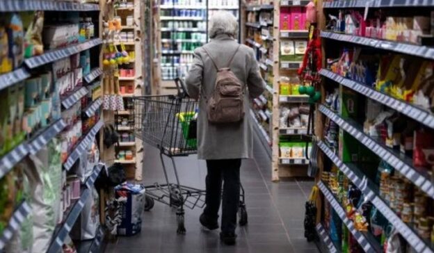 Němečtí maloobchodníci v pondělí zvýšili ceny potravin o 20-50 %