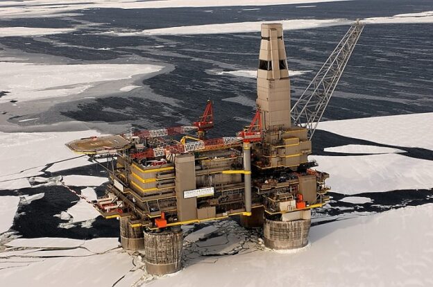 Rusko přebírá kontrolu nad projektem těžby ropy a zemního plynu Sachalin-2