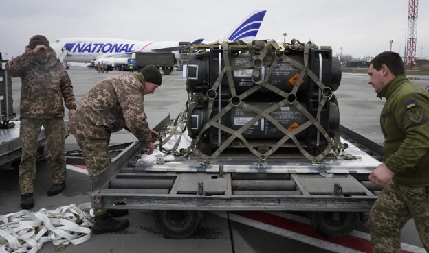 Jak Ukrajinci prodávají zbraně dodávané NATO do zahraničí