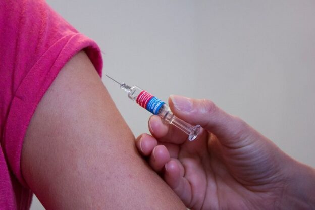 Lékařská studie prokázala, že neočkovaní mají po osmi měsících silnější imunitu než očkovaní