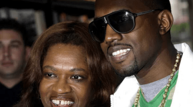 Kanye West říká, že jeho matka byla „obětována“ při Hollywoodském iluminátském krvavém rituálu