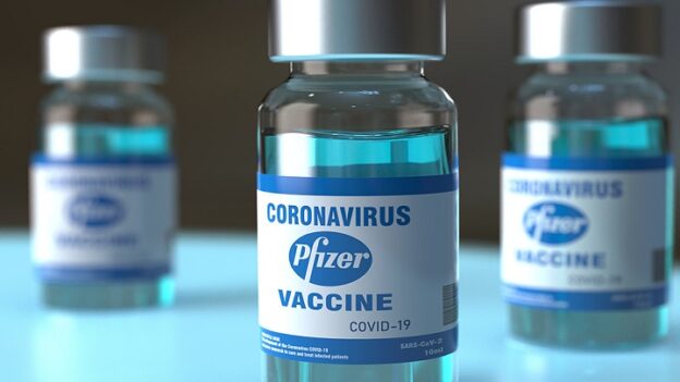 Pentagon a Pfizer-BioNTech se spolčily s farmaceutickou firmou ovládanou ČKS, aby vyvinuly biologickou zbraň v podobě vakcíny proti COVID-19