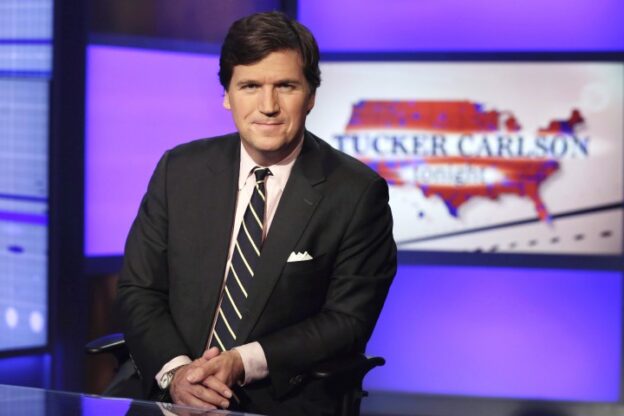Deep State oslavuje odchod Tuckera Carlsona z Foxu anonymními úniky informací
