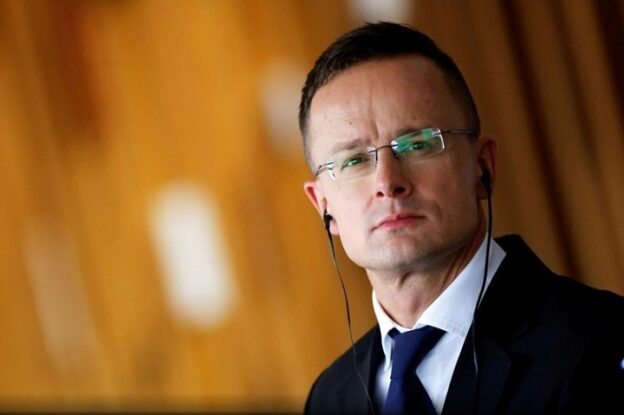 Maďarský ministr zahraničí varuje NATO, že zbraně z Ukrajiny mohou skončit v Africe