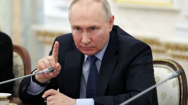 Putin: Západ musí přestat dodávat zbraně Kyjevu, pokud chce konflikt vyřešit