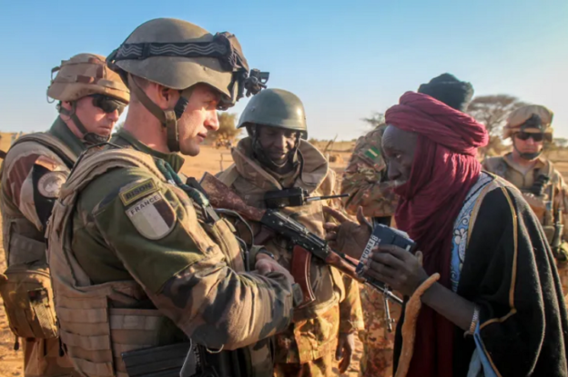 Francie odmítá stáhnout armádu z bývalé kolonie Niger