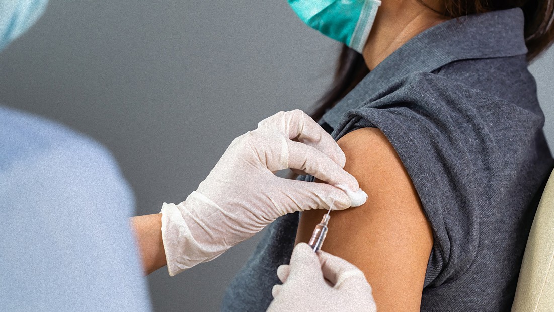 Studie: Téměř dvě třetiny příjemců vakcíny proti COVID-19 trpí po roce zdravotními komplikacemi